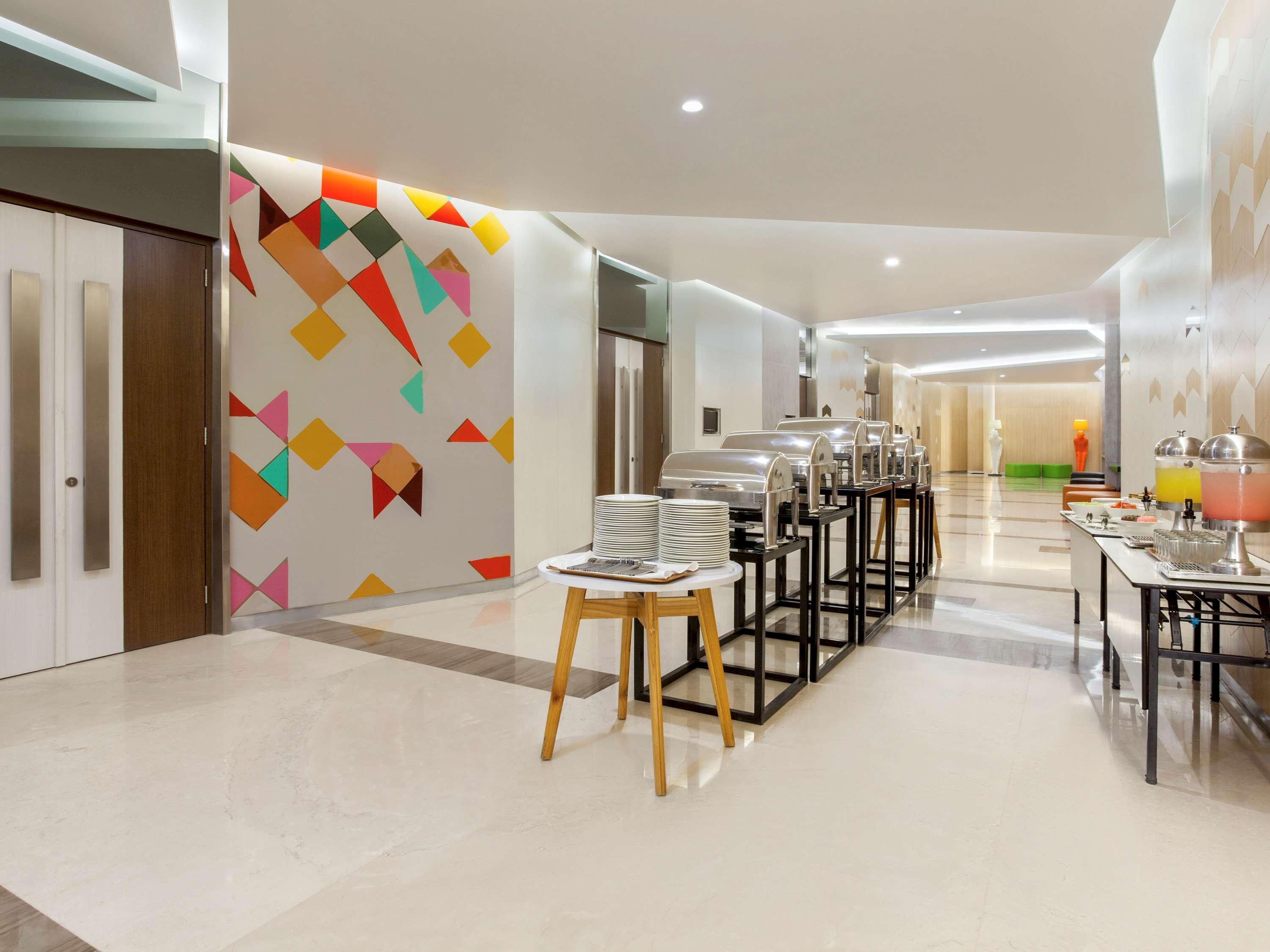 Ibis Styles Jakarta Sunter Buitenkant foto