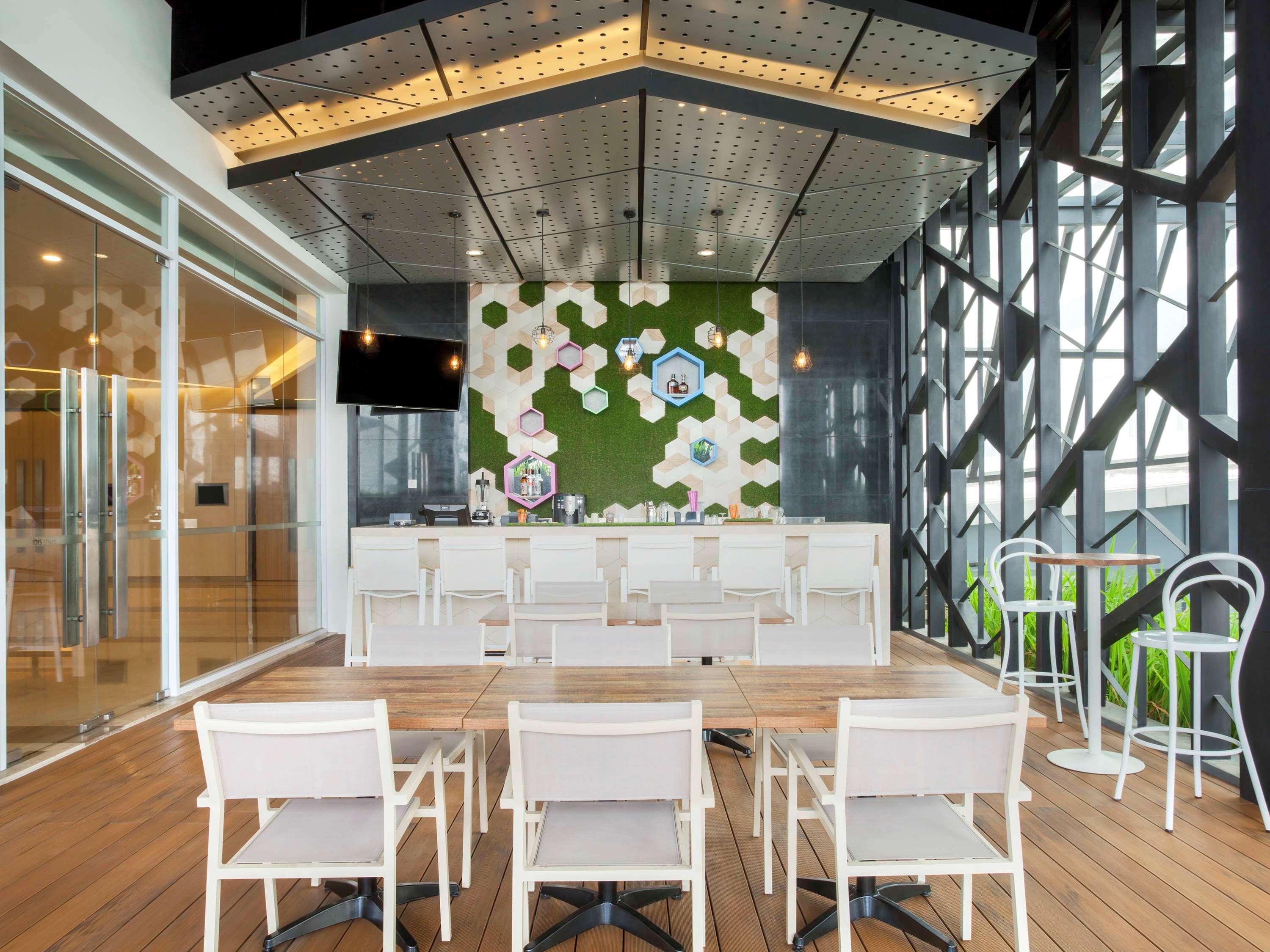 Ibis Styles Jakarta Sunter Buitenkant foto