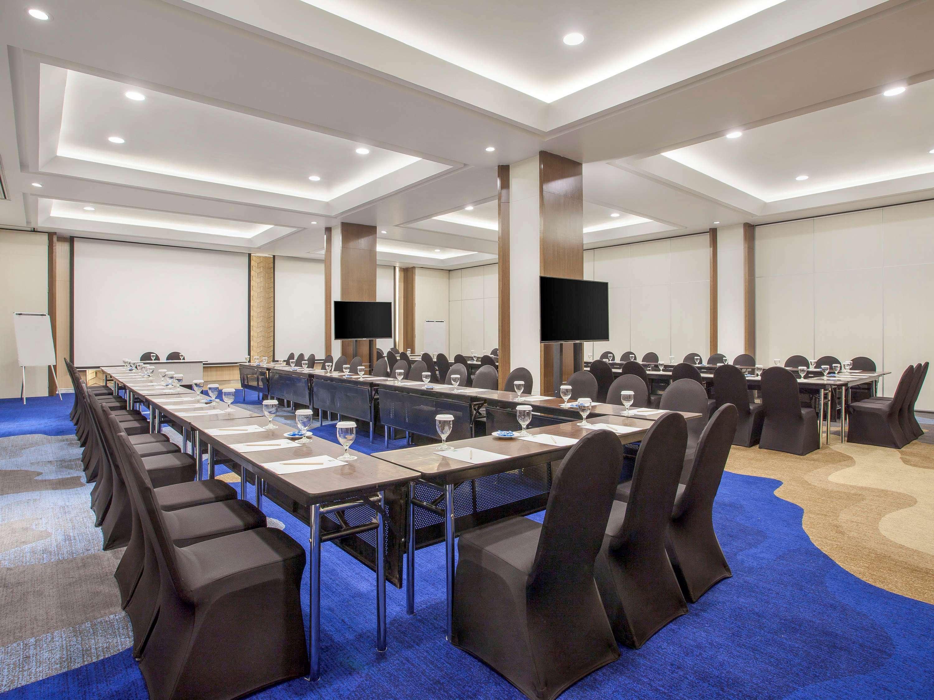 Ibis Styles Jakarta Sunter Buitenkant foto