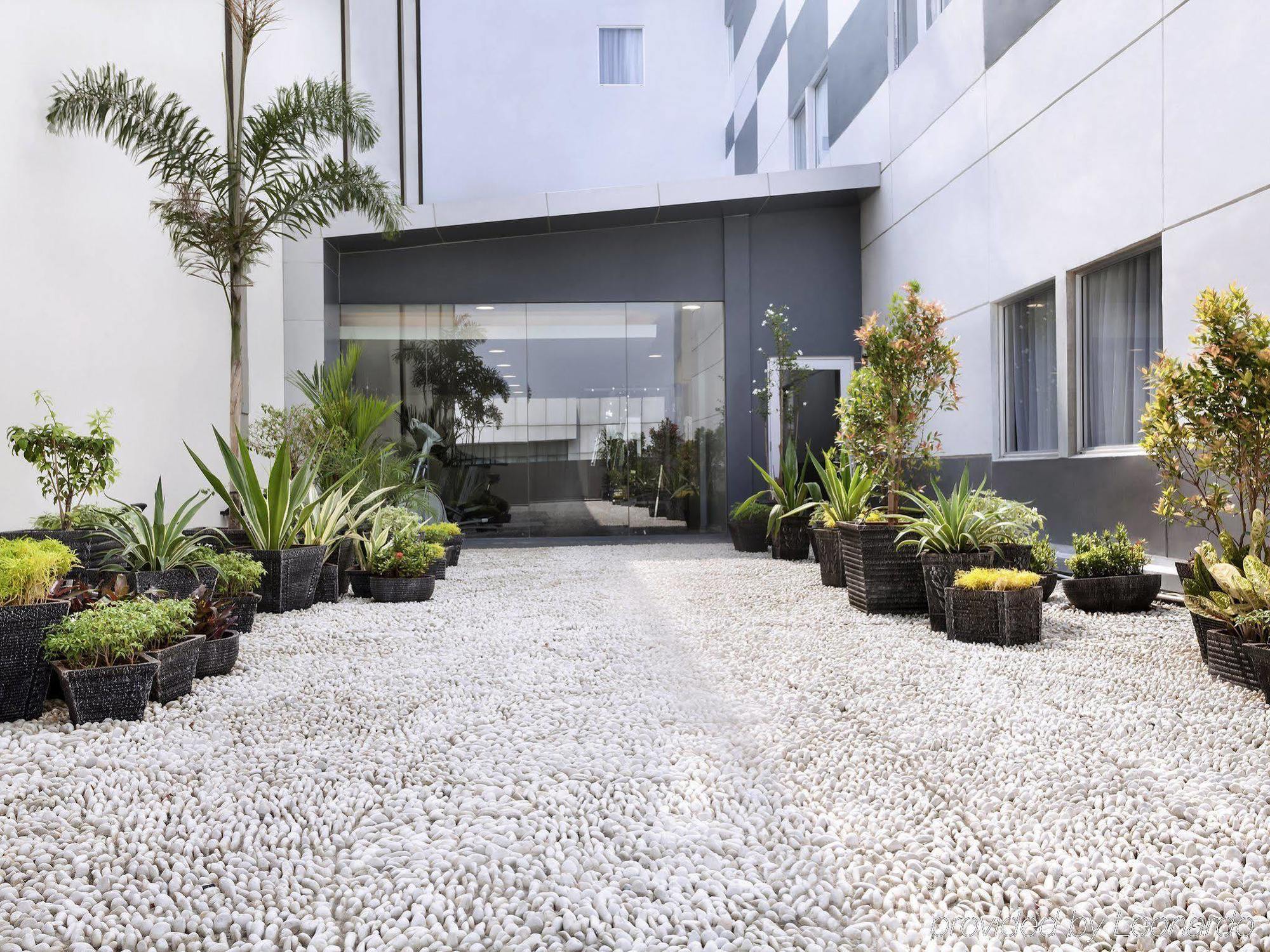 Ibis Styles Jakarta Sunter Buitenkant foto